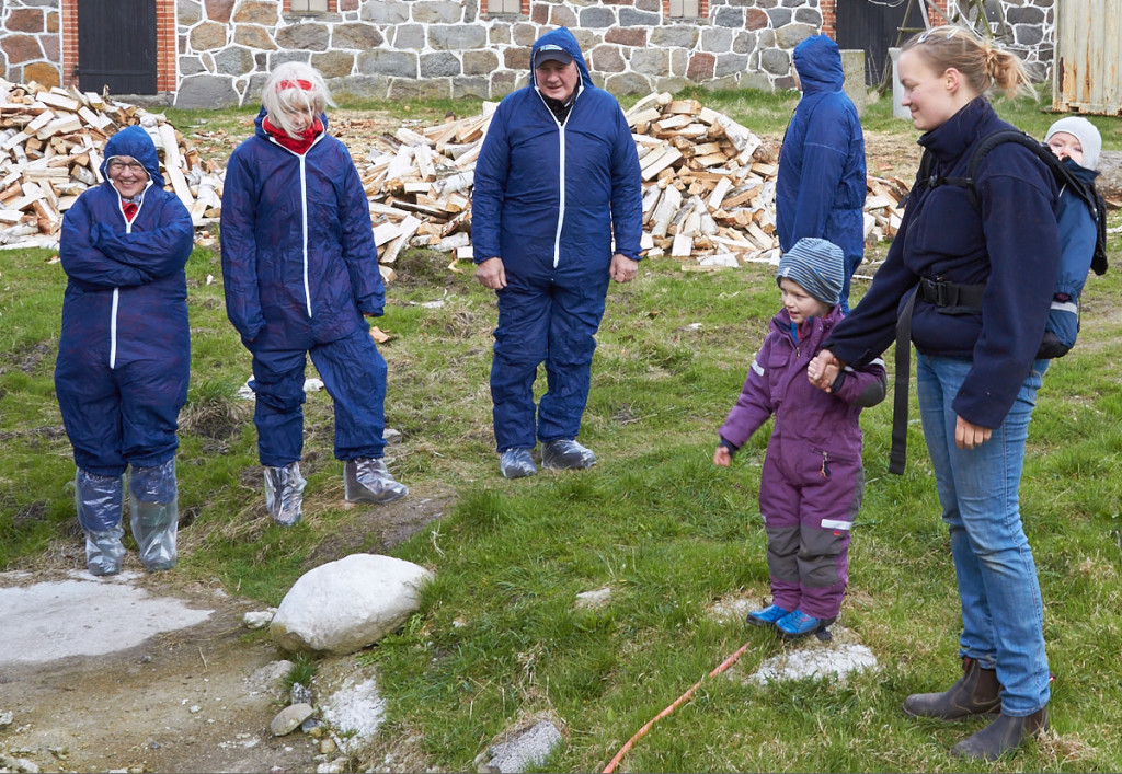 Johanna Rasmusson med barnen Ragnar och Signe (till höger i bild) tog emot besökarna